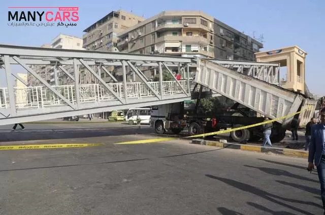 سقوط كوبري مشاة اليوم في مصر بسبب اصطدام سيارة نقل به