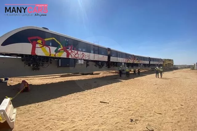 تركيب أول قطار داخل مشروع مونوريل غرب النيل