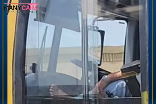 ضبط سائق أتوبيس نقل عام للقيادة بتهور ووضع قدمه بجوار النافذة